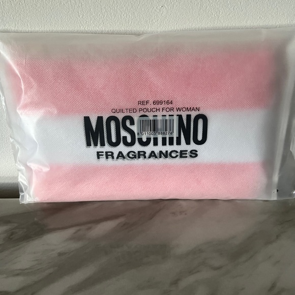 🚨NWT! MOSCHINO Beautiful Travel Bag - Picture 2 of 3